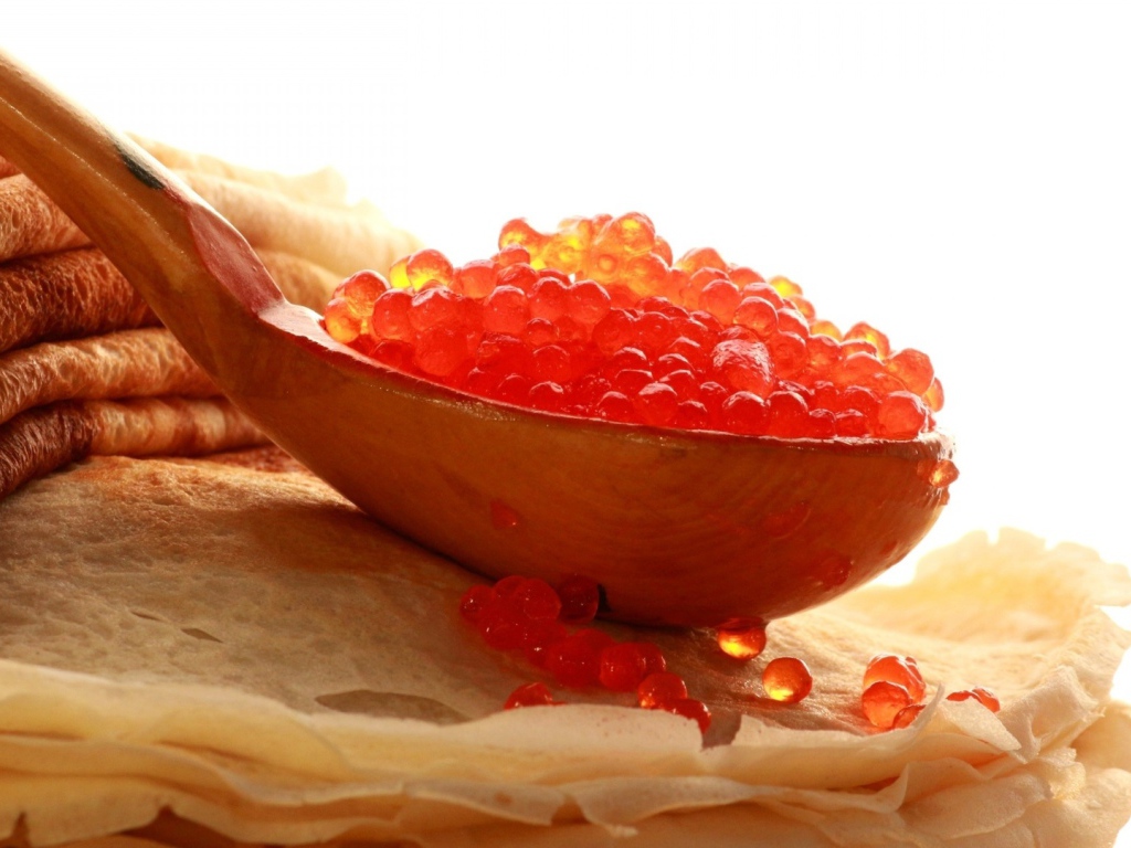 Блинчики и ложка красной икры на Масленицу 2017 