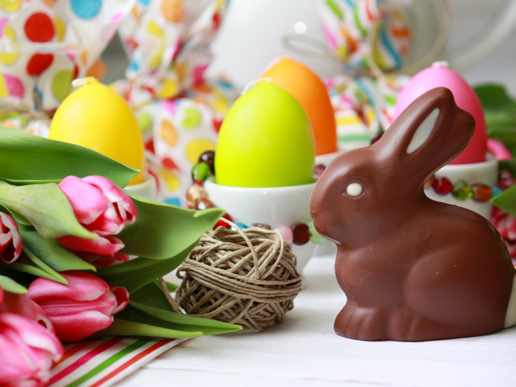 Шоколадный пасхальный кролик и тюльпаны 