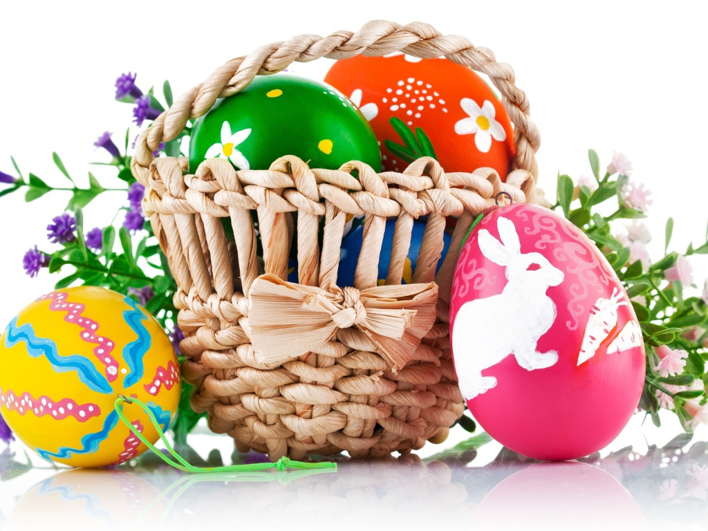 Пасхальные яйца с рисунком в корзине,  на белом фоне 