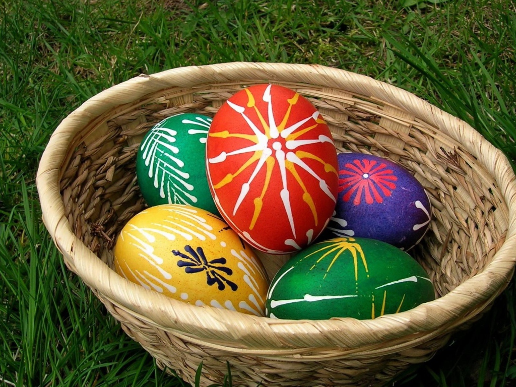 Пасхальные яйца с красивыми узорами в корзине 