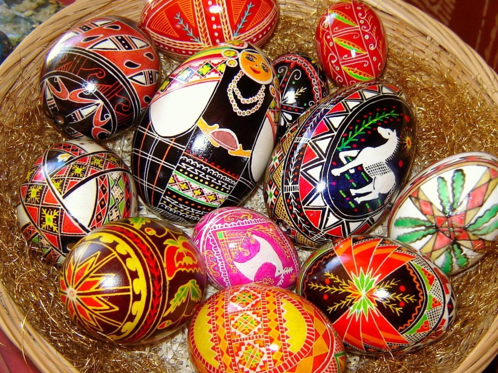 Праздничные узоры на пасхальных яйцах 