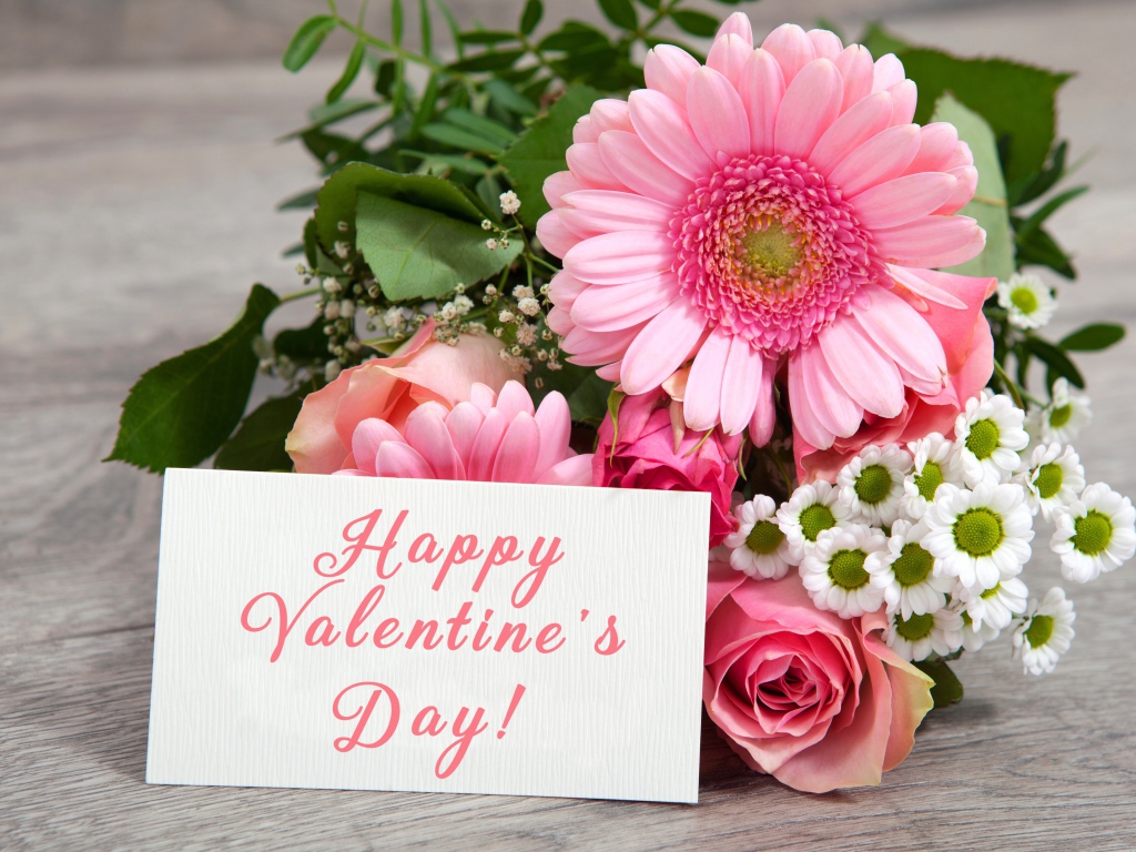 Букет розовых гербер с розами и ромашками с открыткой на День Святого Валентина