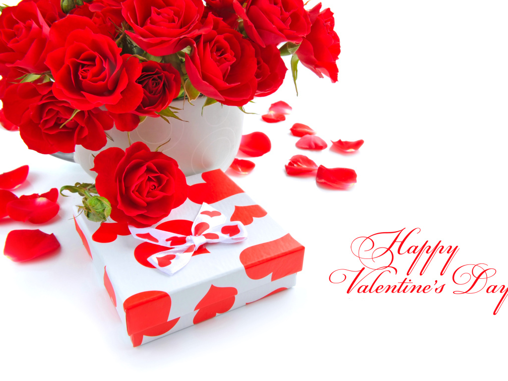 Букет красных роз с подарком на белом фоне на День Святого Валентина