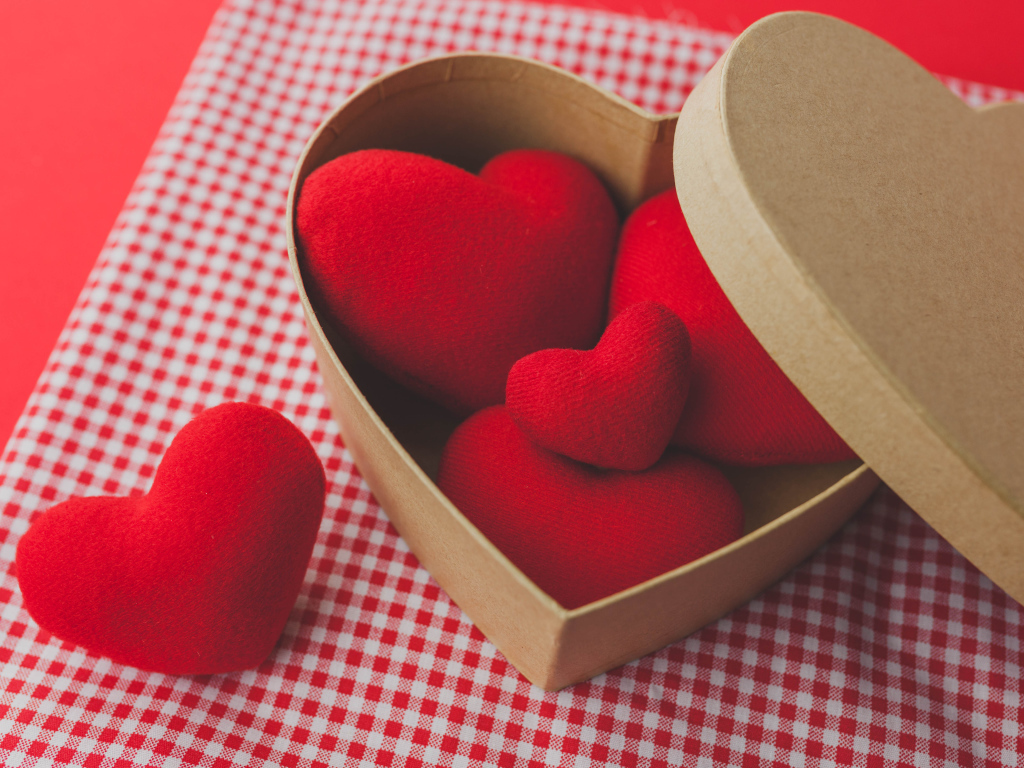 Красные сердечки в коробке на День Святого Валентина, 14 февраля