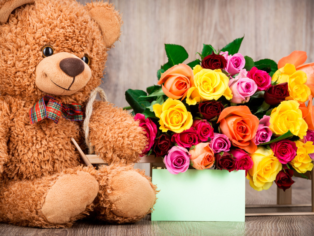 Плюшевый мишка и букет роз на День Влюбленных 14 февраля 