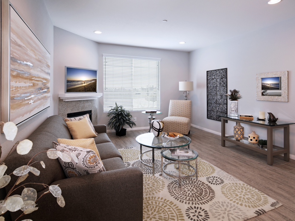 Уютная современная комната с диваном 