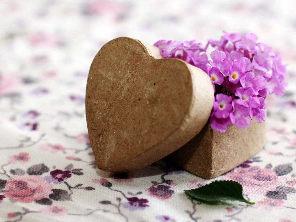 Коробочка в форме сердца с фиолетовыми цветами 