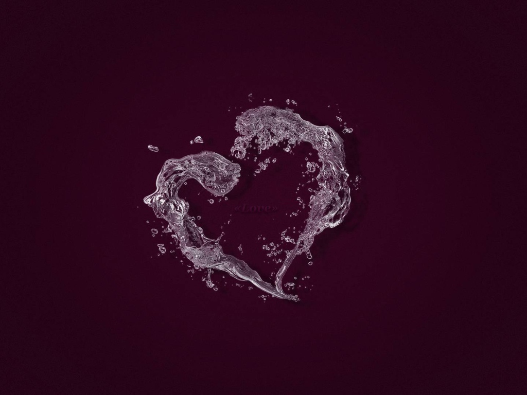 Сердце из воды на фиолетовом фоне 