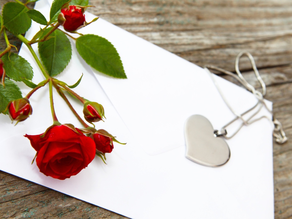 Кулон в форме сердца и красная роза 