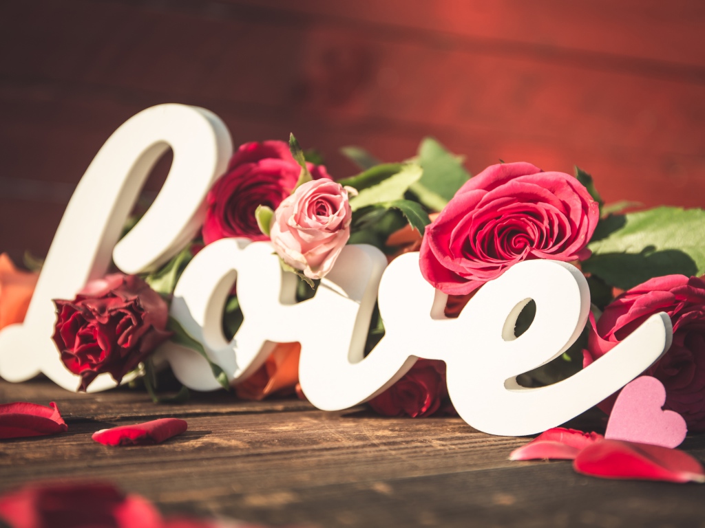 Белая надпись любовь с букетом роз