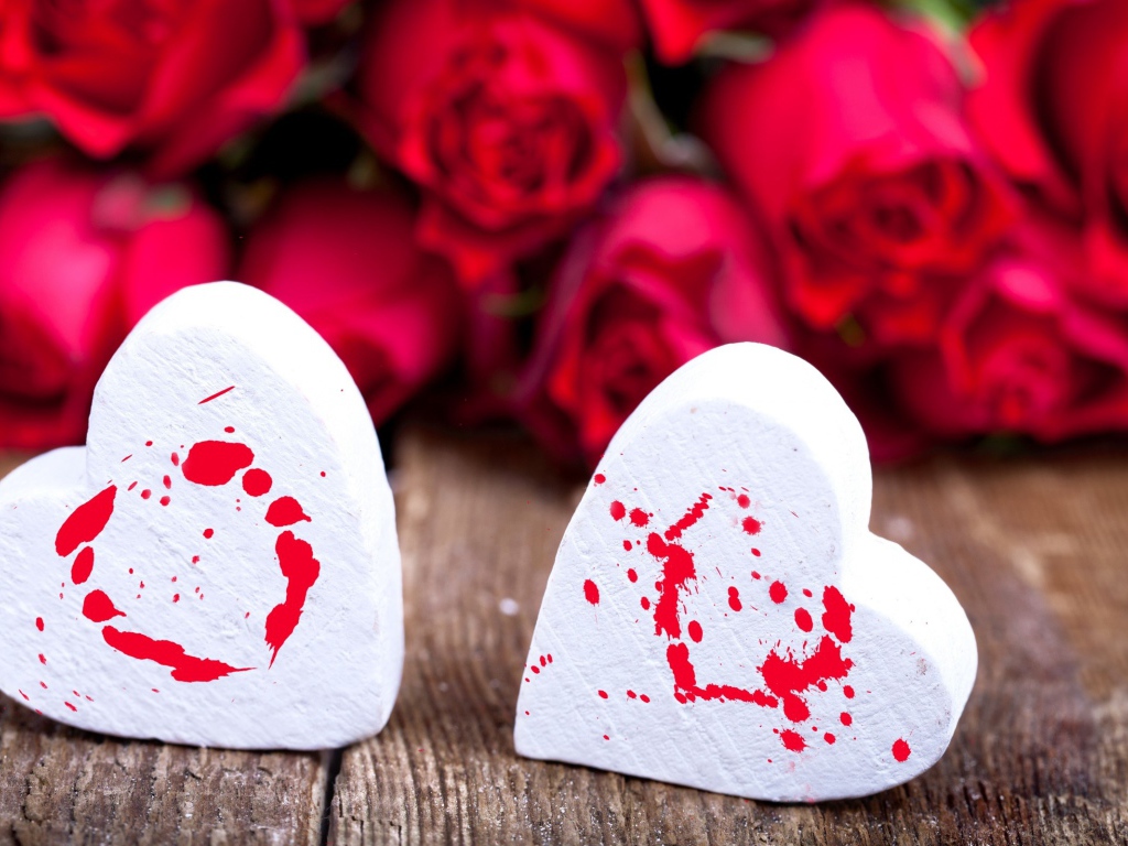 Белые зефирные сердца и красные розы  