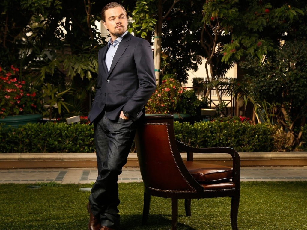 Актер Леонардо Ди Каприо со стулом 