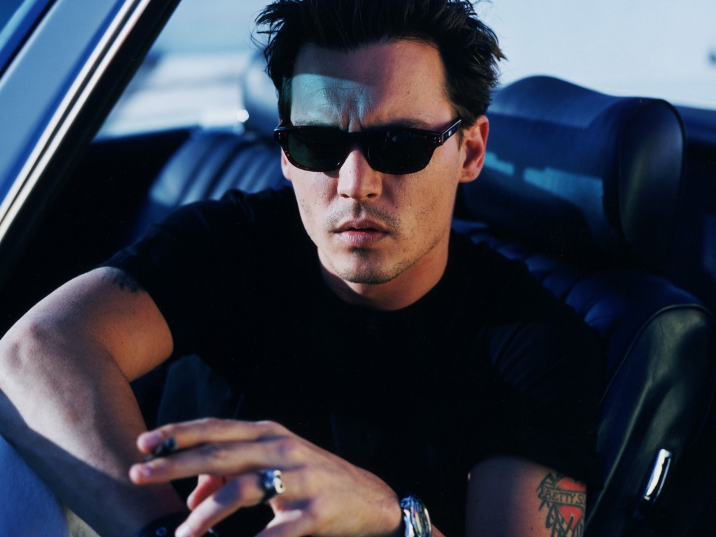 Стильный актер  Джонни Депп в черных очках