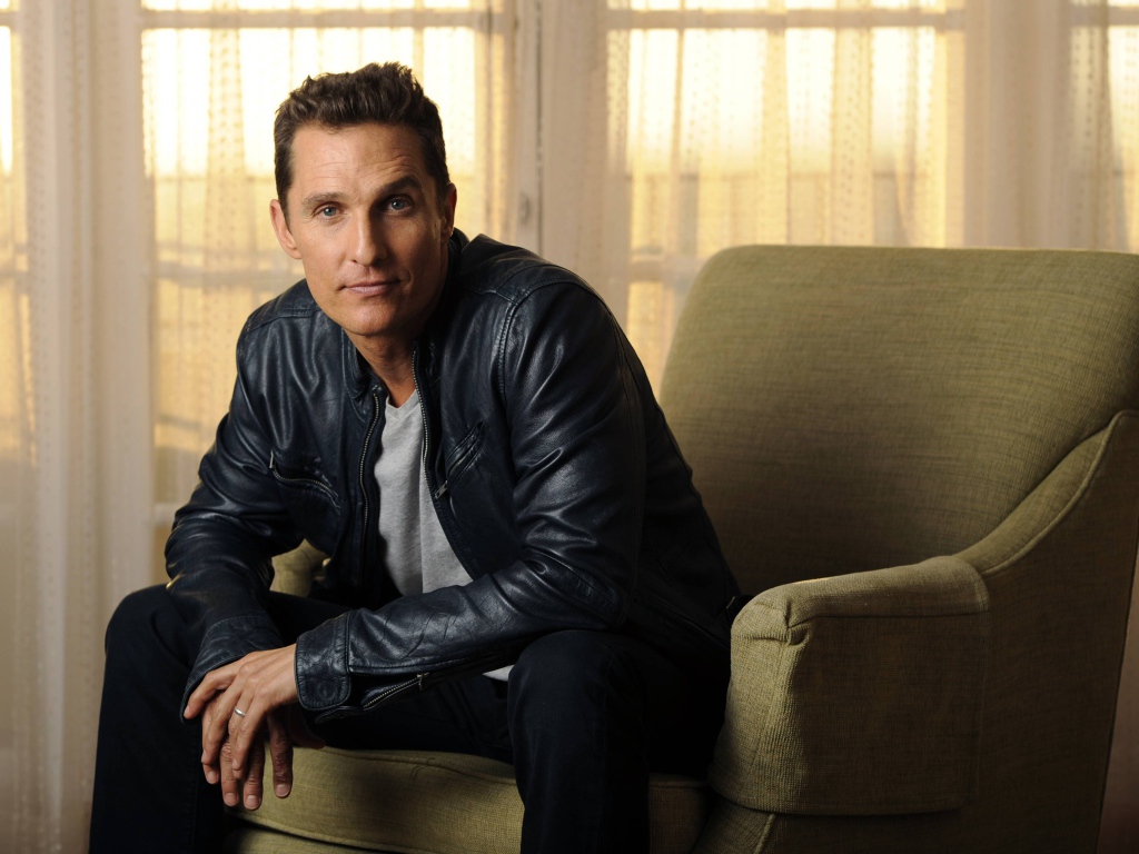 Знаменитый актер Мэттью Макконахи сидит в кресле