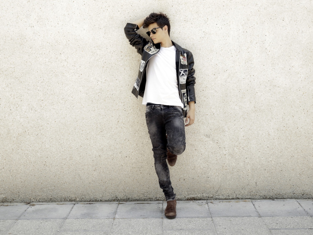 Молодой актер, певец  Авраам Матео стоит у стены