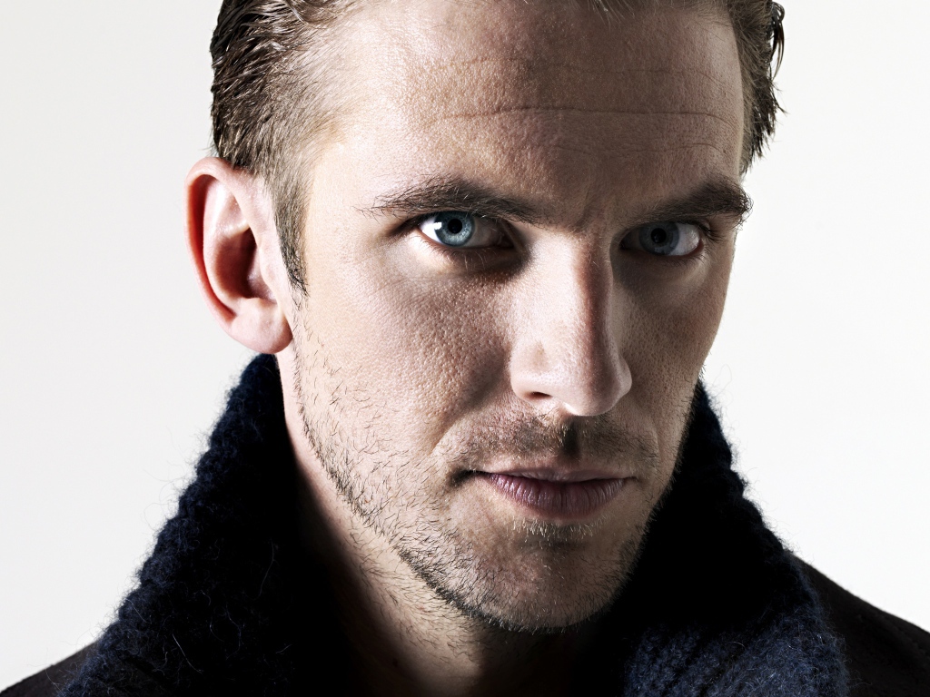 Молодой голубоглазый актер Дэн Стивенс фото на белом фоне