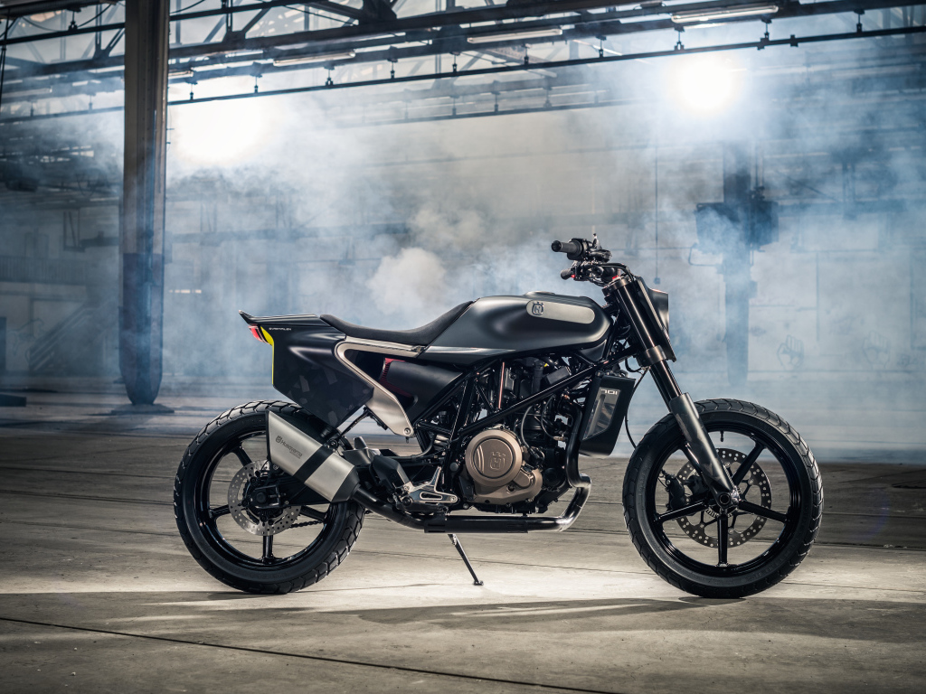 Черный супербайк Husqvarna Svartpilen 701 в дыму