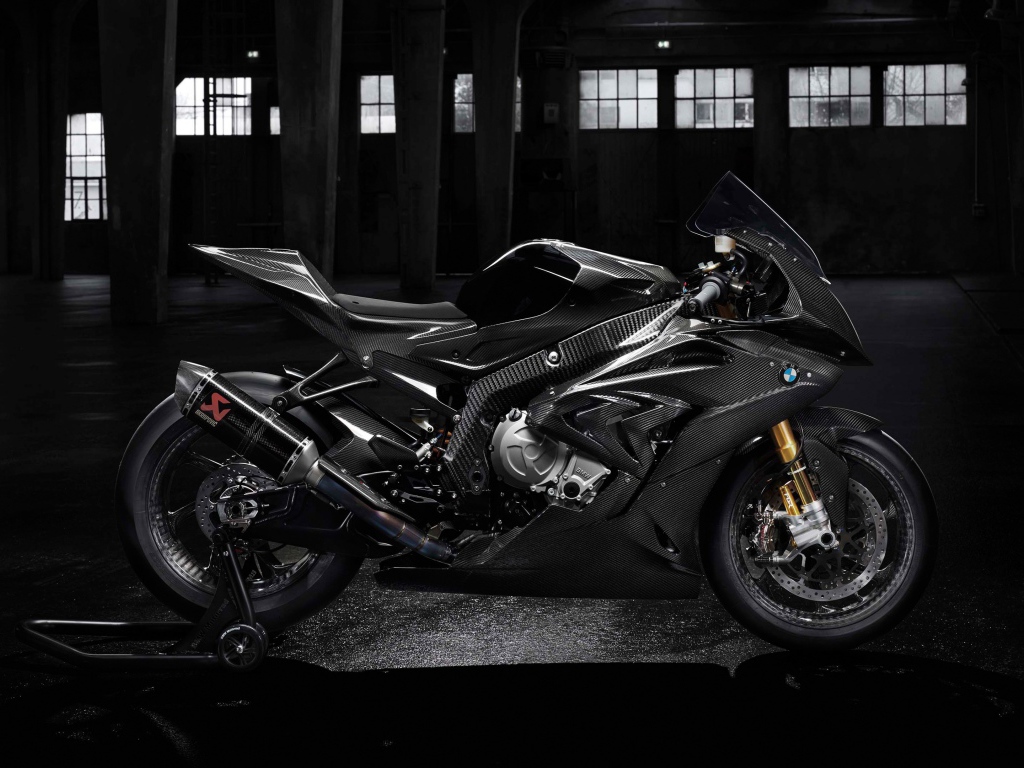 Черный мотоцикл BMW HP4 Race, 2018 