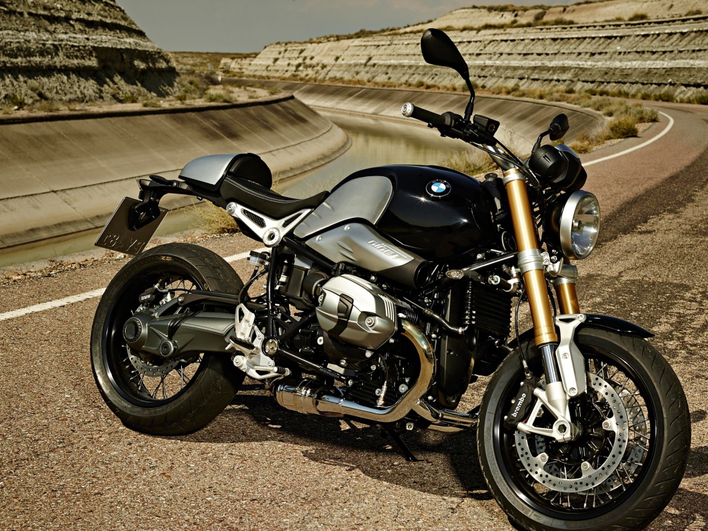 Черный мотоцикл  BMW R nineT на трассе