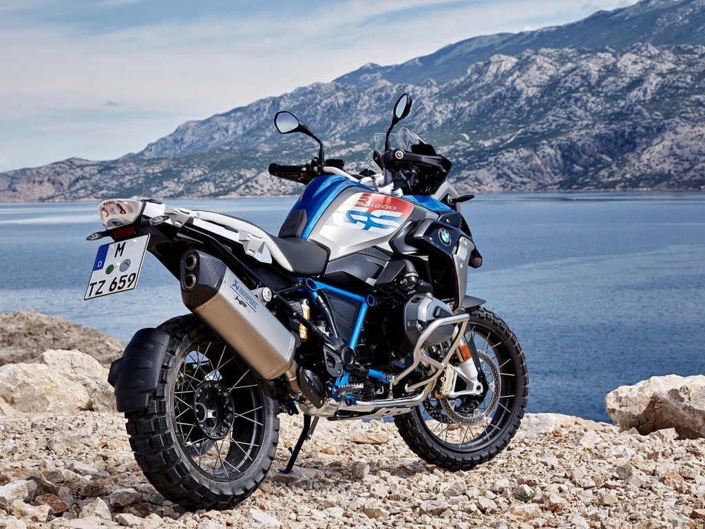 Мотоцикл  BMW R1200GS Rallye на фоне гор 