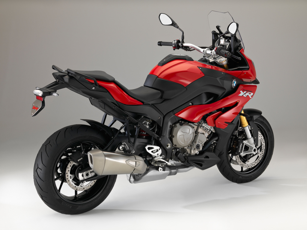 Красный мотоцикл BMW  S 1000 XR на сером фоне