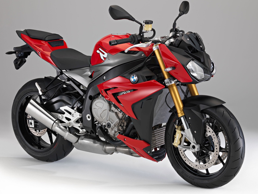 Стильный красный мотоцикл BMW S1000R  на сером фоне