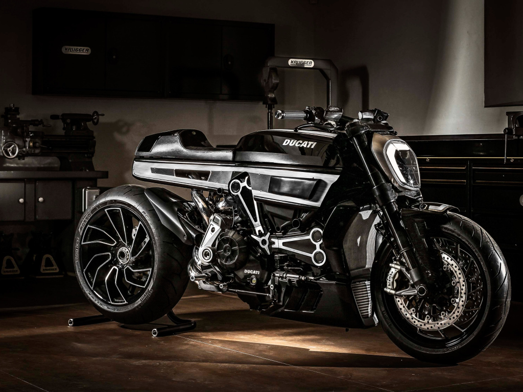 Большой черный мотоцикл  Ducati