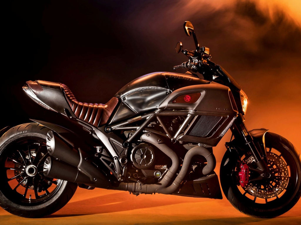 Черный автомобиль Ducati Diavel Diesel 2017 