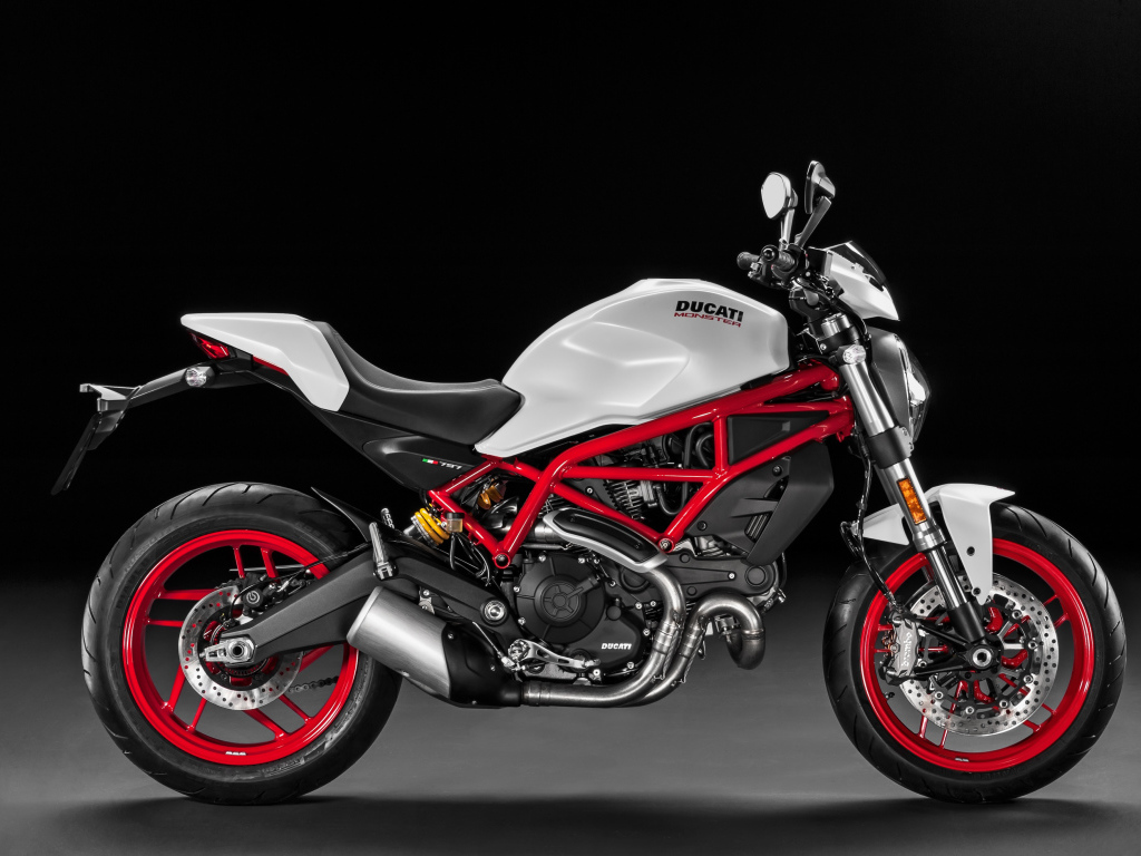 Мотоцикл Ducati Monster 797 на черном фоне