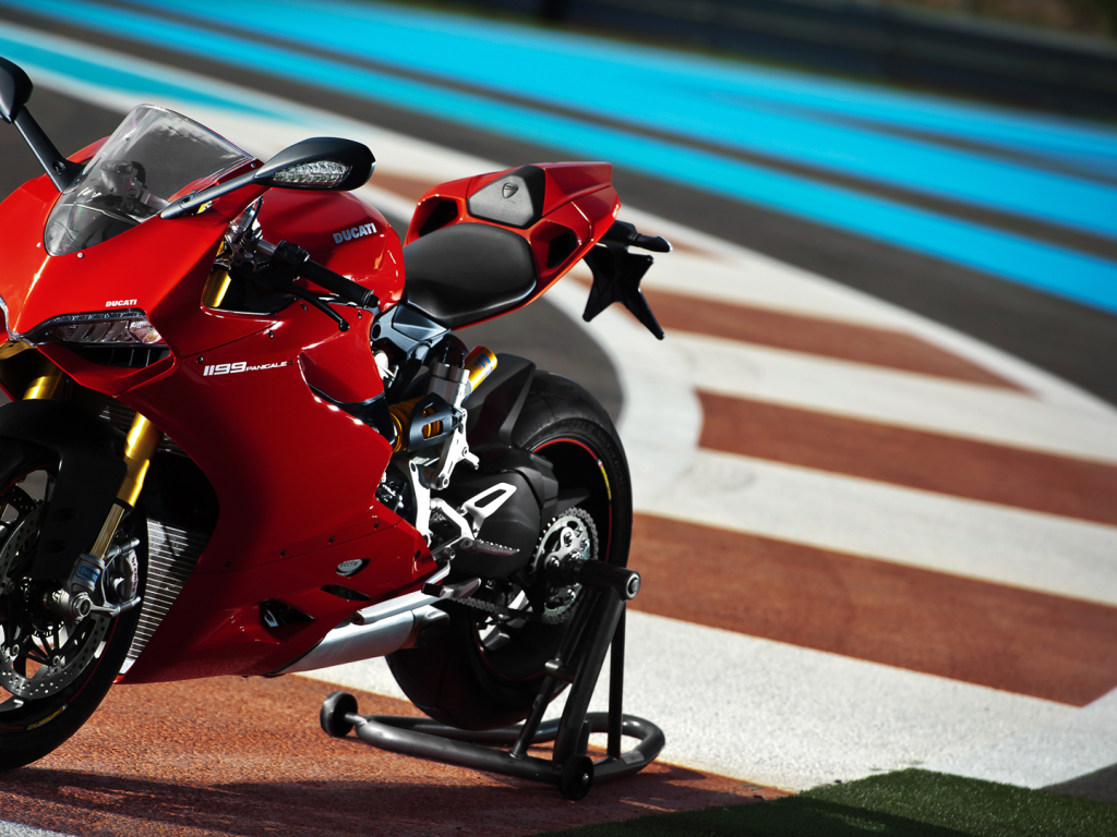 Красный мотоцикл Ducati 1199 Panigale 