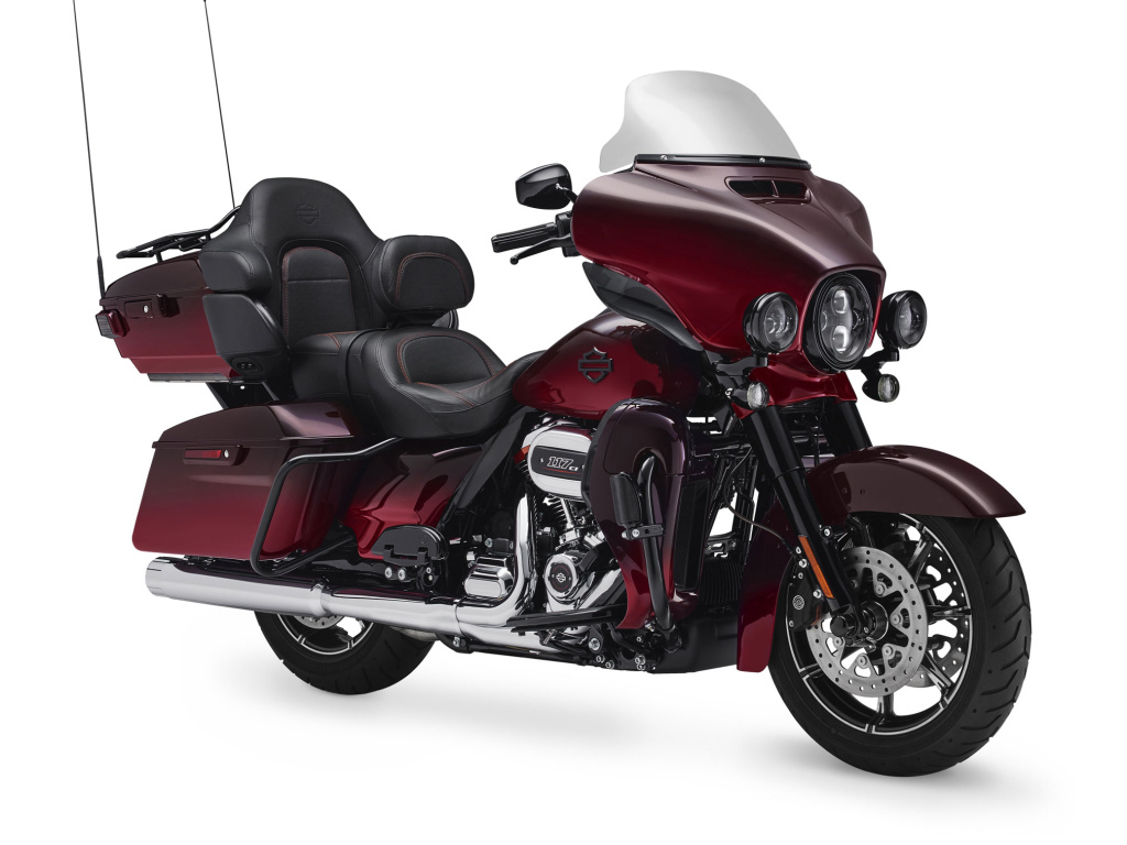 Красный мотоцикл Harley-Davidson CVO Limited 2018 на белом фоне