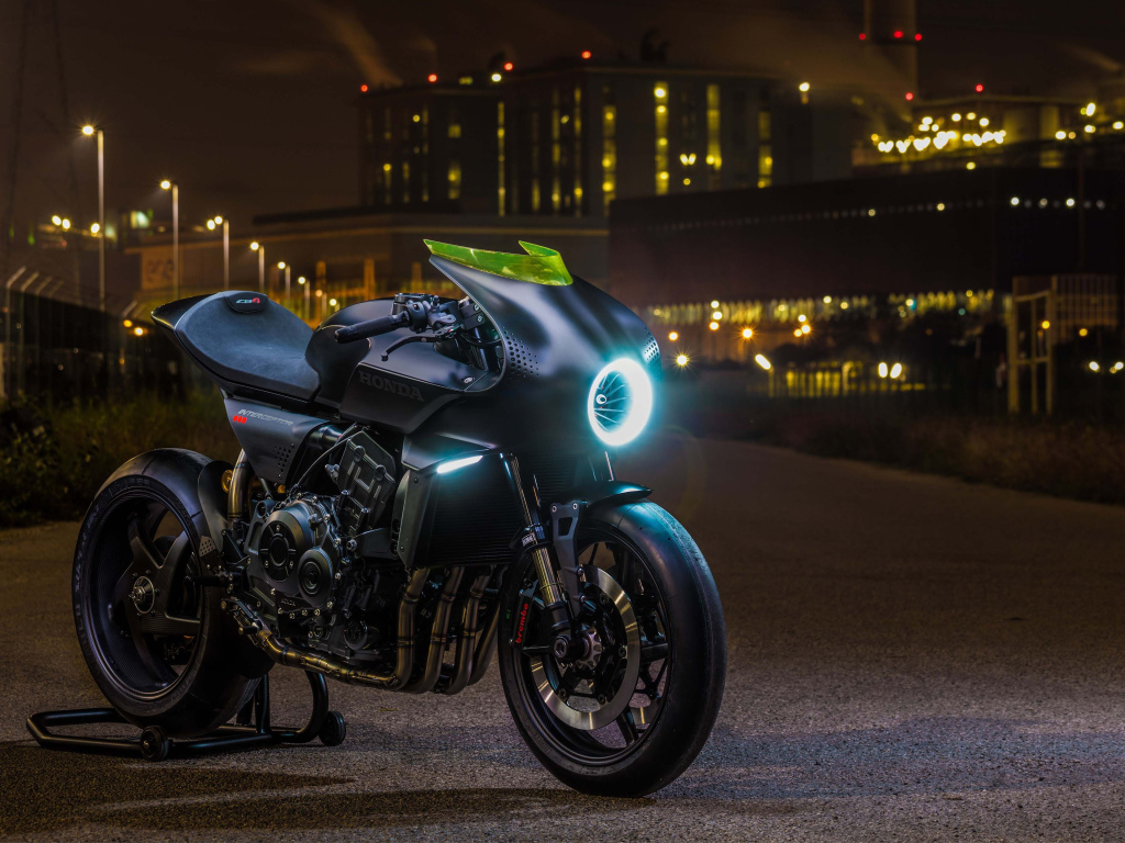 Черный мотоцикл Honda CB4 Interceptor с включенной фарой