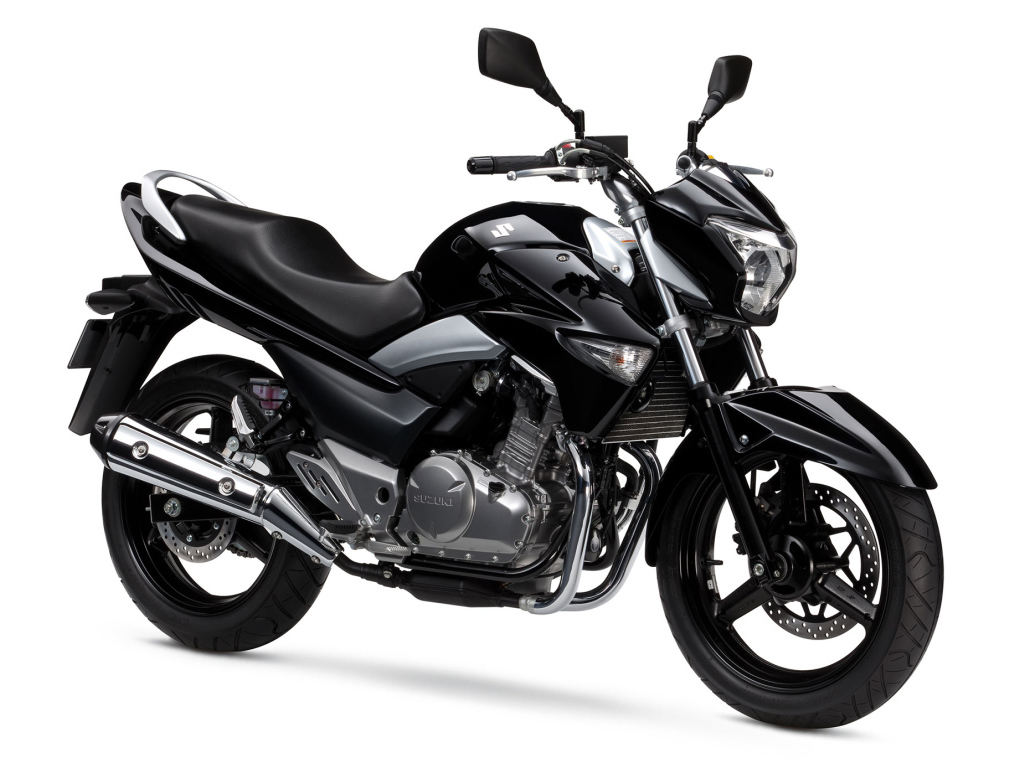 Черный мотоцикл Suzuki GW250 Inazuma на белом фоне 