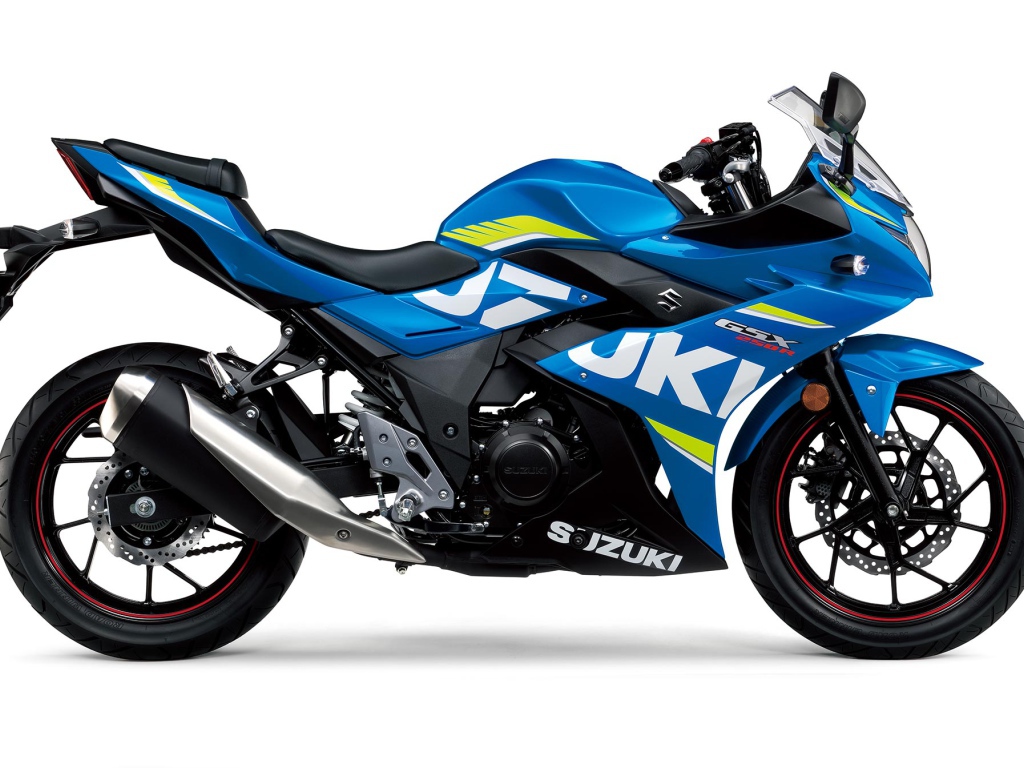 Синий мотоцикл Suzuki GSX250R на белом фоне 