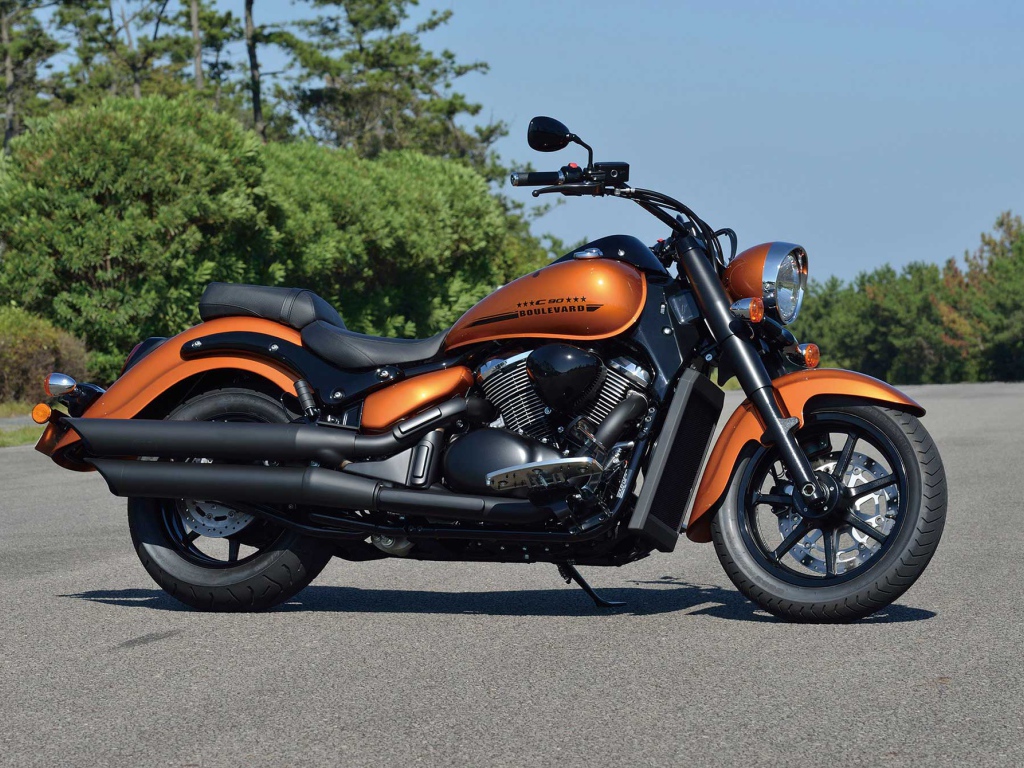 Мотоцикл Suzuki Boulevard C90 BOSS   на дороге 