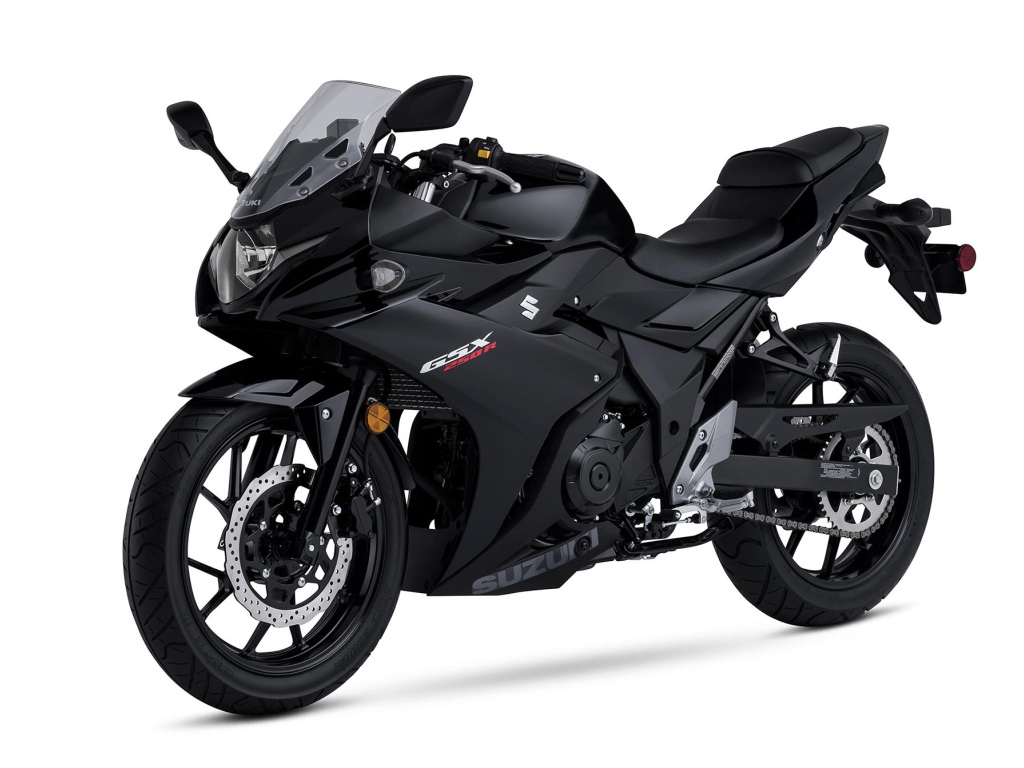 Мотоцикл Suzuki GSX250R на белом фоне 