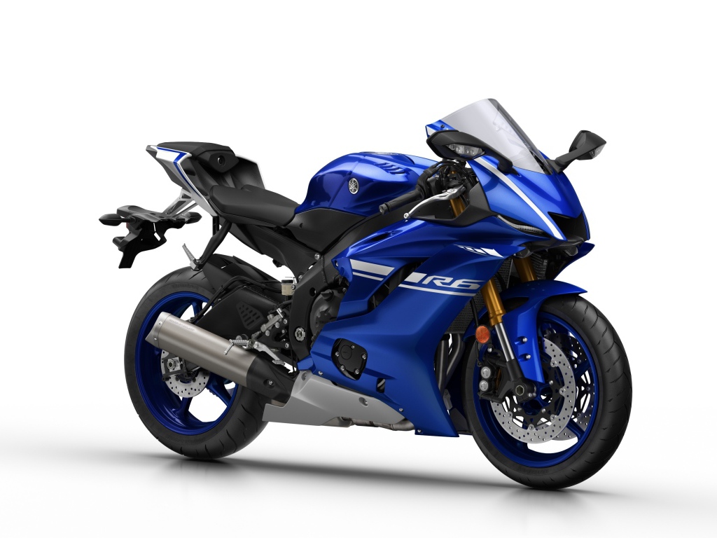 Синий мотоцикл Yamaha YZF-R6, 2017 на белом фоне