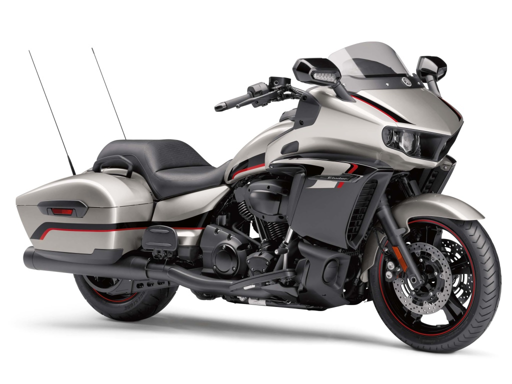 Серый мотоцикл Yamaha Star Eluder, 2018 на белом фоне