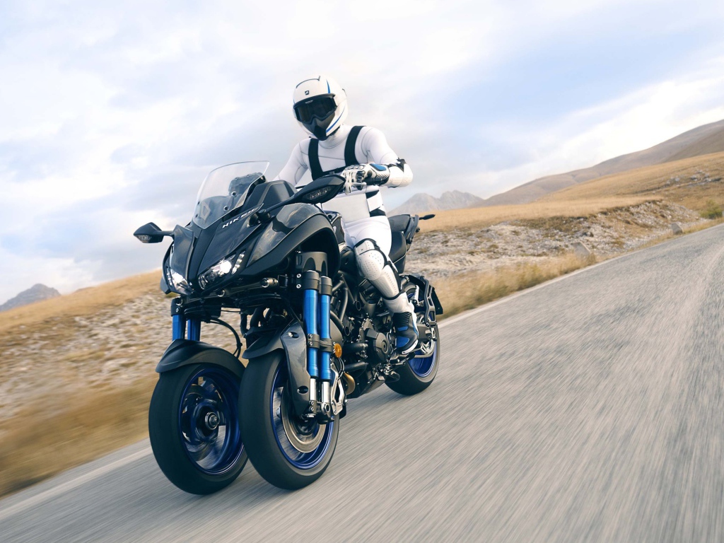 Мотоциклист на мотоцикле Yamaha Niken, 2018