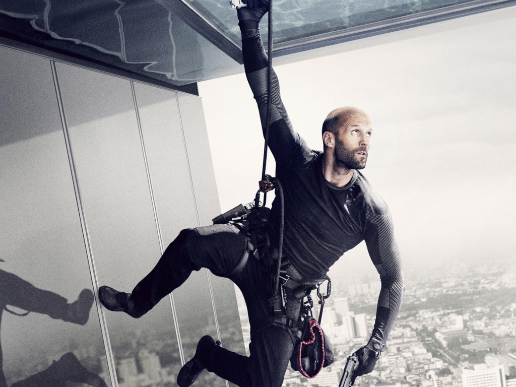 Артур Бишоп висит на страховке на стене фильм Механик Воскрешение 