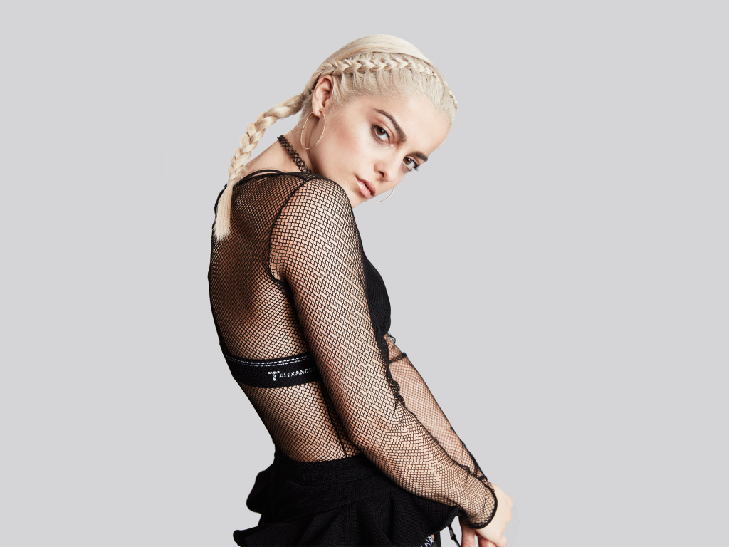 Американская певица Биби Рекса с белыми волосами 