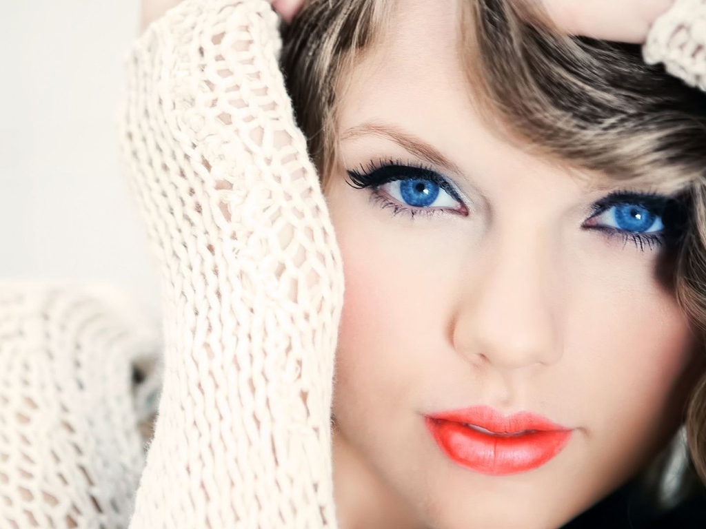 Красивая голубоглазая девушка певица Тейлор Свифт