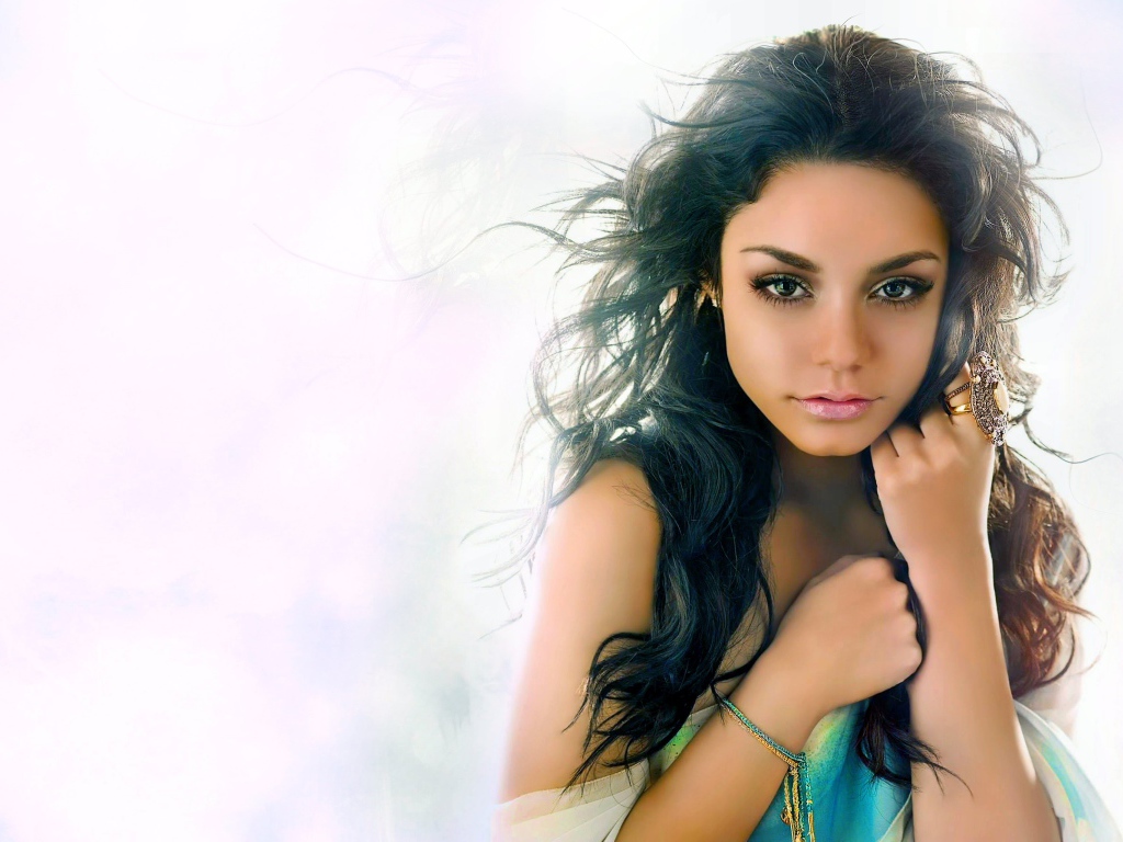 Красивая девушка певица Ванесса Хадженс 