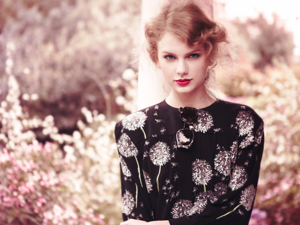 Красивая рыжеволосая певица Тейлор Свифт 