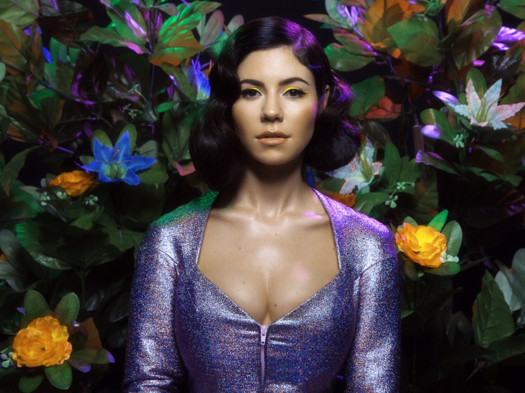 Британская певица брюнетка Marina and the Diamonds в красивом платье