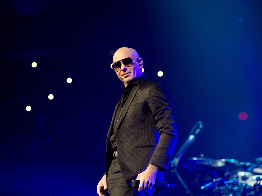 Популярный певец  Питбуль на сцене в черных очках