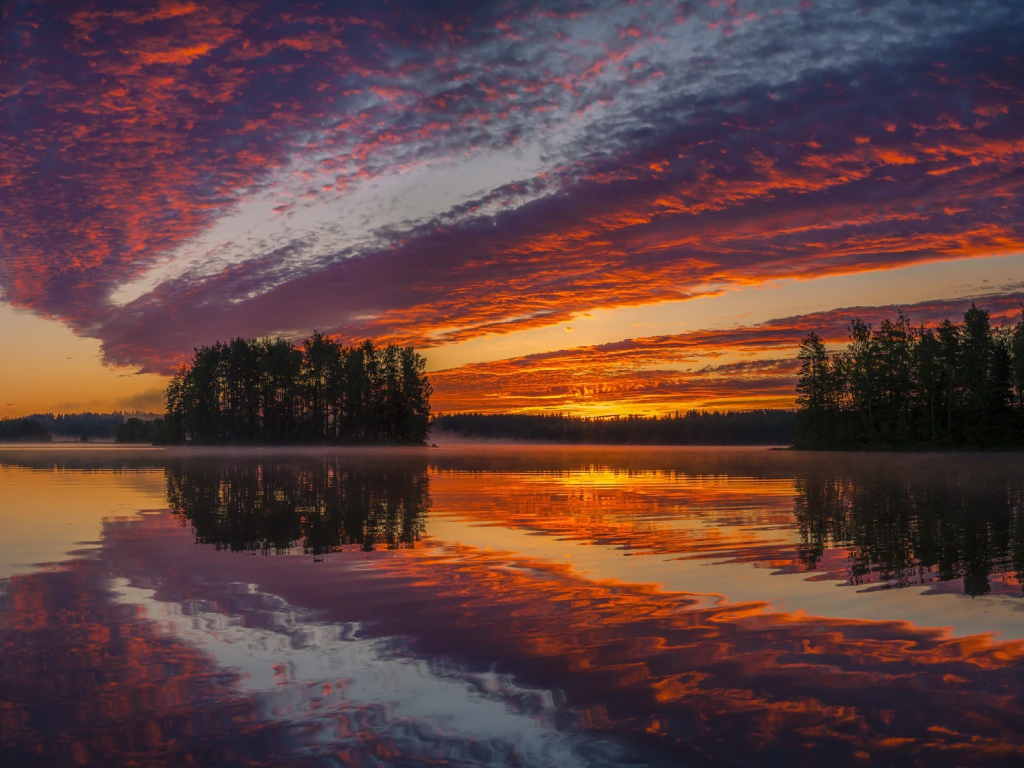 Красивое оранжевое небо на закате отражается в воде