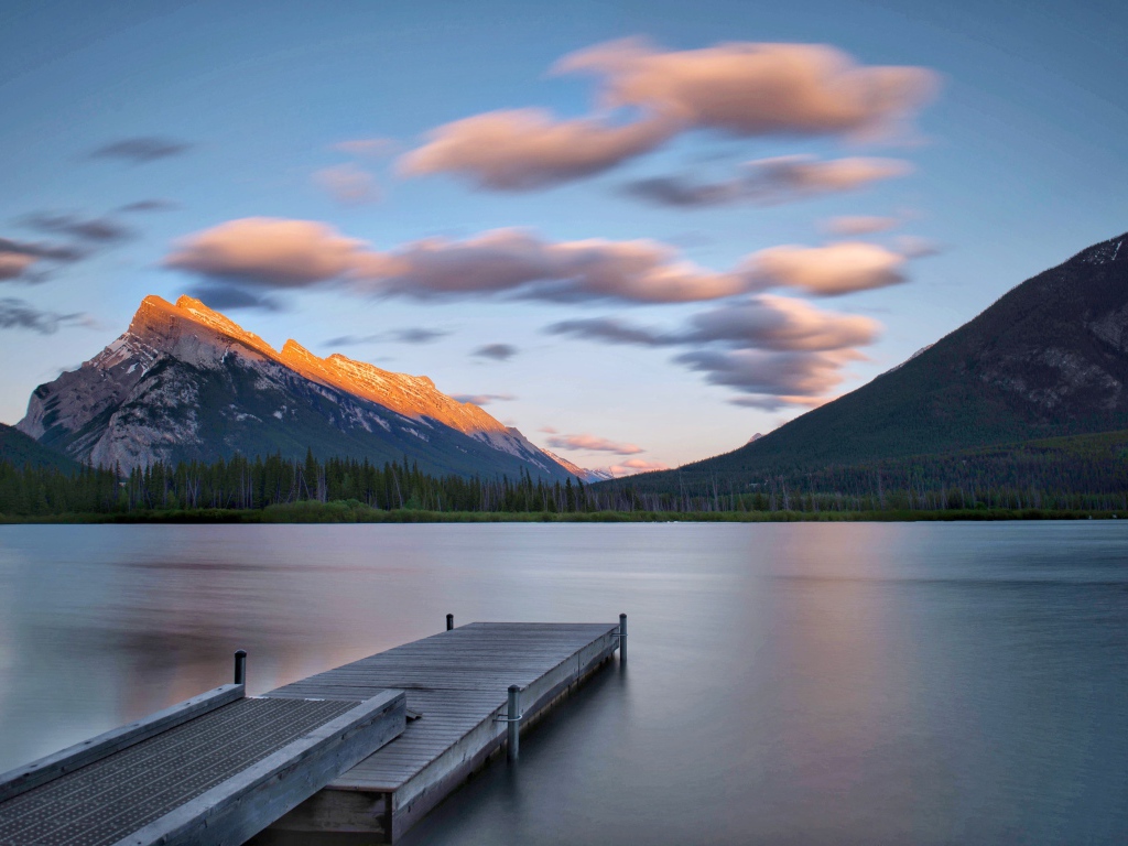 Мост на озере на фоне гор