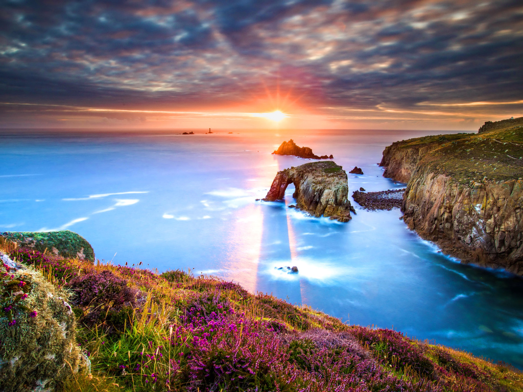 Яркий рассвет солнца над океаном 