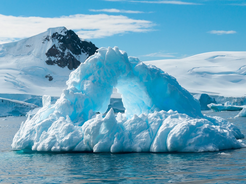 Большой голубой айсберг в Антарктиде